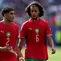 Achraf Hakimi #2 dan Ayyoub Bouaddi #6 dari Timnas Maroko berjalan keluar lapangan saat jeda pertandingan perempat final Piala Dunia 2026 antara Prancis dan Maroko di Stadion Boston pada 10 Juli 2026 di Foxborough, Massachusetts. (Molly Darlington/Getty Images via AFP)