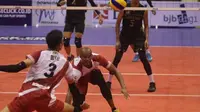 Surabaya Bhayangkara Samator harus mengakui Sidoarjo Aneka Gas Industri dengan skor 1-3 (25-23, 23-25, 18-25, 24-26) pada lanjutan seri ketiga putaran pertama Proliga 2019 di GOR C-Tra Arena Bandung, Jumat (21/12/2018). (Bola.com/Erwin Snaz)