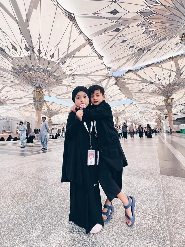 Dulu Disebut King of Antagonis di Sinetron Tersanjung, Ini Potret Terbaru Donny Michael saat Umroh dengan Keluarga