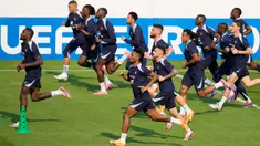 Para pemain Prancis berlari saat sesi latihan di Paderborn, Jerman, Kamis, 27 Juni 2024. (AP Photo/Hassan Ammar)