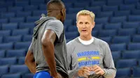 Pelatih Steve Kerr kembali mendampingi para pemain Golden State Warriors berlatih, Sabtu (13/5/2017) waktu setempat. (NBA)