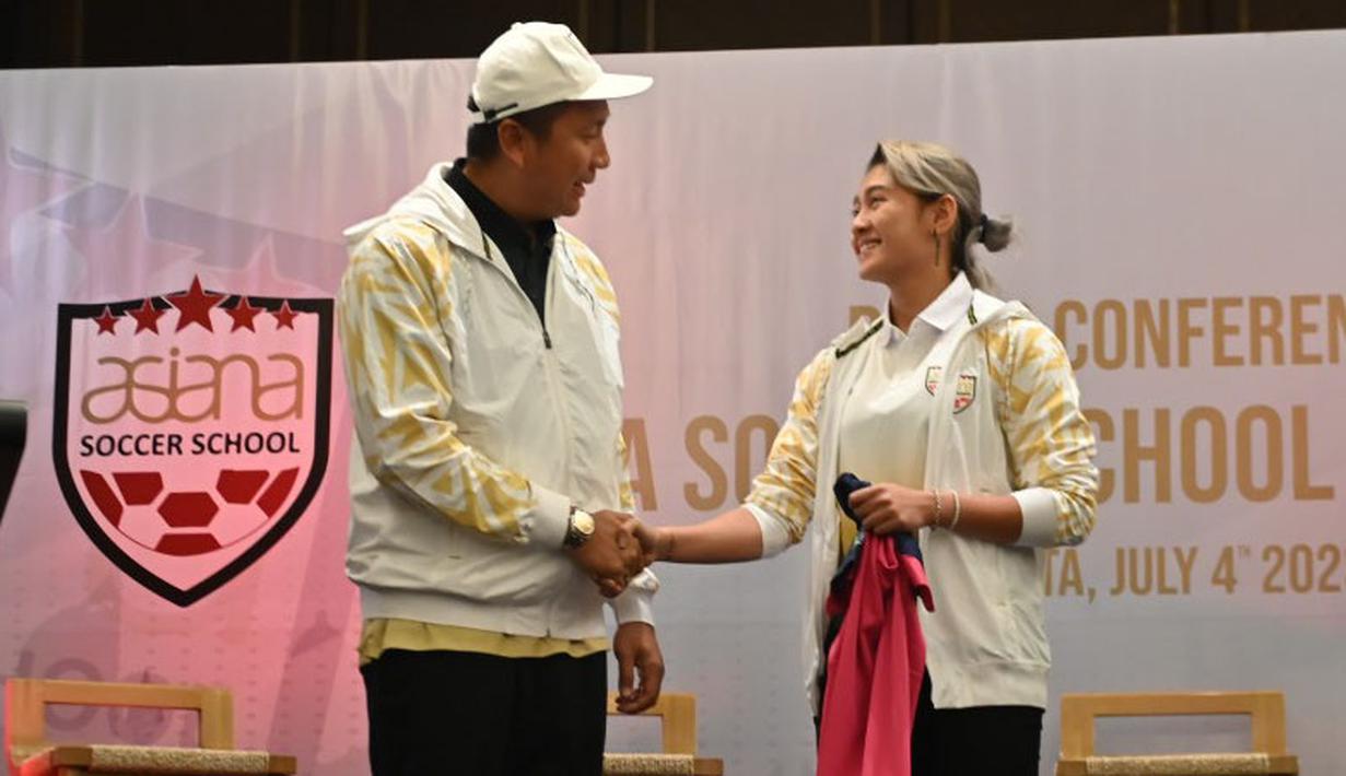 Pesepak bola putri berusia 22 tahun itu akan belaga di WE League, liga sepak bola profesional wanita pertama di Jepang. (Bola.com/Dok. J.League)