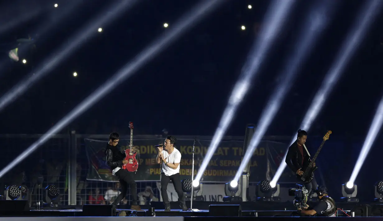Grup band Noah menjadi pembuka acara sebelum final Piala Jenderal Sudirman di Stadion Utama Gelora Bung Karno, Jakarta, Minggu (24/1/2016). (Bola.com/Vitalis Yogi Trisna