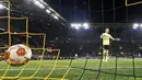 Pemain Borussia Dortmund Marco Reus bereaksi kecewa setelah timnya menerima gol dari pemain Rangers Alfredo Morelos pada pertandingan sepak bola Liga Europa di Dortmund, Jerman, 17 Februari 2022. Borussia Dortmund kalah 2-4. (AP Photo/Martin Meissner)