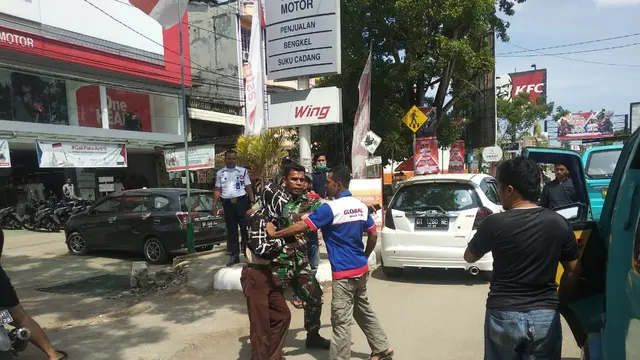 Pemicu tawuran, karena salah seorang siswa menginjak gelas bekas dan airnya mengenai salah seorang seniornya.(Liputan6.com/Ahmad Akbar Fua)