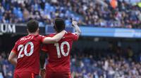 Pemain Liverpool Sadio Mane (kanan) merayakan dengan rekan setimnya Diogo Jota usai mencetak gol ke gawang Manchester City pada pertandingan sepak bola Liga Inggris di Etihad Stadium, Manchester, Inggris, 10 April 2022. Laga berakhir imbang 2-2. (AP Photo/Jon Super)