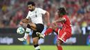 Gelandang Liverpool, Mohamed Salah, melewati hadangan gelandang Bayern Munchen, Renato Sanches, pada laga Audi Cup di Stadion Allianz Arena, Munchen, Selasa (1/8/2017). Munchen kalah 0-3 dari Liverpool. (AFP/Christof Stache)