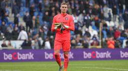 Kiper Anderlecht, Bart Verbruggen meninggalkan lapangan setelah berakhirnya laga Liga Belgia 2022/2023 menghadapi KRC Genk di Genk (16/4/2023). Bart Verbruggen yang masih berusia 20 tahun menjadi incaran Manchester United setelah tampil mengesankan bersama Anderlecht sepanjang musim 2022/2023. Meski hanya tampil 17 laga di Jupiler Pro League, ia mampu membuat 8 kali clean sheet. (AFP/Belga/Virginie Lefour)