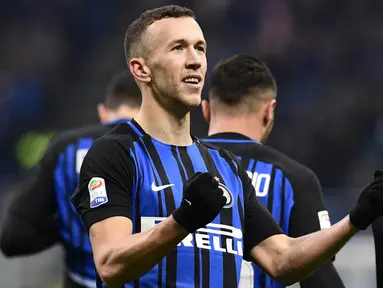 Gelandang Inter Milan, Ivan Perisic, merayakan gol yang dicetaknya ke gawang Chievo pada laga Serie A Italia di Stadion San Siro, Milan, Minggu (3/11/2017). Inter menang 5-0 atas Chievo. (AFP/Miguel Medina)