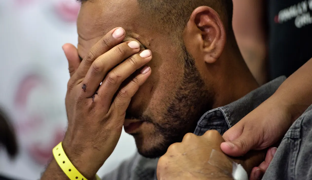 Angel Colon, seorang pengunjung klub gay Pulse yang menjadi korban luka penembakan Orlando, ketika menceritakan pengalaman mengerikannya pada konferensi pers di Orlando Regional Medical Center, Orlando, Florida, Selasa (14/6). (Brendan Smialowski/AFP)