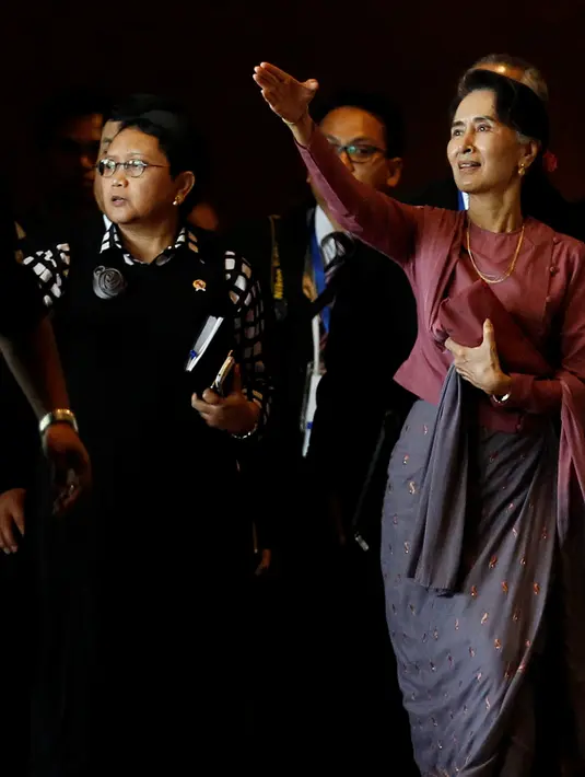 Retno Marsudi dan Aung San Suu Kyi usai menghadiri Pertemuan Menteri Luar Negeri ASEAN di Yangon, Myanmar, Senin (19/12). Indonesia mendorong perlindungan HAM bagi semua masyarakat di Rakhine State, termasuk minoritas Muslim. (REUTERS / Soe Zeya Tun)