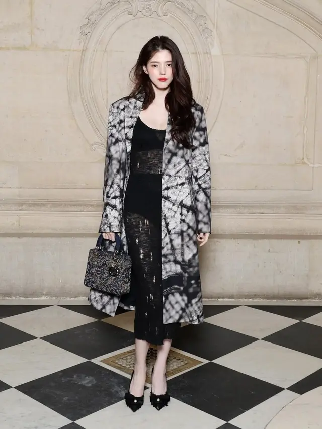 Gaya Rebel Han So Hee Foto Bareng Natalie Portman Layaknya Bestie di Paris Fashion Week, Pakai Gaun Menerawang hingga Nyeker Usai Acara