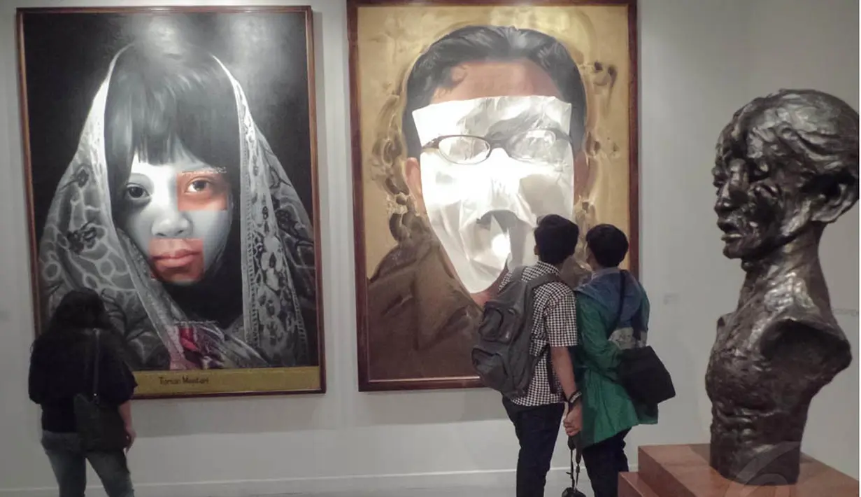Pengunjung sedang memperhatikan boneka karya Pupuk. D.P di Galeri Nasional, Jakarta, Jumat (15/8/14). (Liputan6.com/Faizal Fanani)