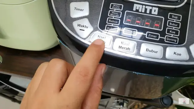 Cara Masak Beras Pera Jadi Pulen dengan 3 Bahan Dapur (Credit: YouTube/Phesi Esterju)