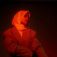 Single baru Hanin Dhiya tuangkan kisah pribadinya yang sedang diselimuti amarah. (Dok. Warner Music Indonesia)