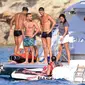 Cristiano Ronaldo sudah tidak menggunakan alat kompres lutut saat liburan di Ibiza (Vantagenews.com)
