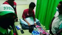 Santri di Bogor yang digigit ular kobra hasil tangkapannya tengah dirawat di rumah sakit, Selasa (17/11/2020). (Liputan6.com/Achmad Sudarno)