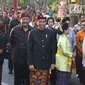 Presiden Joko Widodo dan Ibu Negara Iriana tiba menghadiri Karnaval Budaya Bali di kawasan Nusa Dua, Bali, Jumat (12/10). Karnaval tersebut untuk mengenalkan kepada delegasi  IMF - WB Group 2018 tentang budaya Bali. (Liputan6.com/Angga Yuniar)