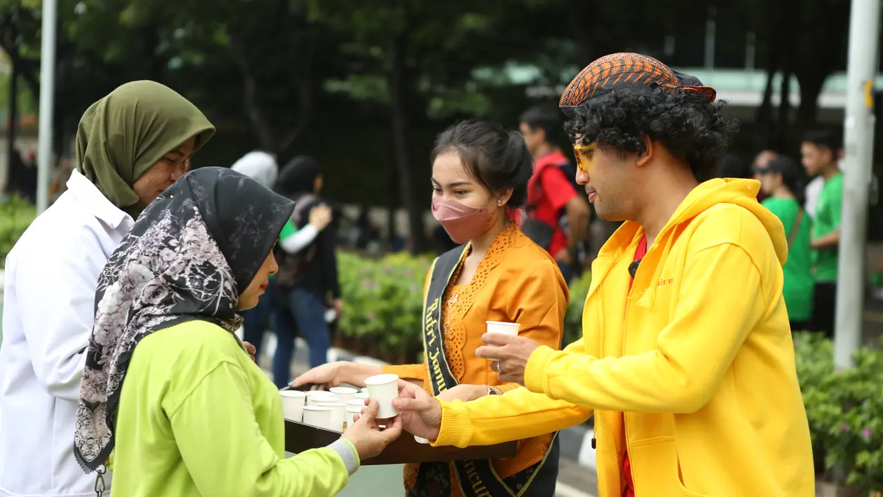 Air Mancur Group yang merupakan entitas usaha PT Combiphar, melakukan kegiatan bagi-bagi jamu gratis kepada masyarakat. (Liputan6.com/ ist)