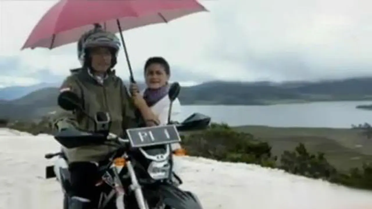 Iriana Payungi Jokowi