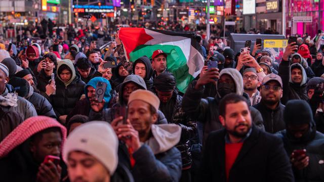 Umat Muslim Berbuka Puasa dan Salat Tarawih Bersama di Times Square New York