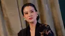 Potongan kebaya tersebut menyiratkan kekuatan dan kelembutan, mencerminkan sosok perempuan tangguh masa kini yang tetap menjunjung tinggi nilai-nilai warisan leluhur. [@marcella.zalianty].