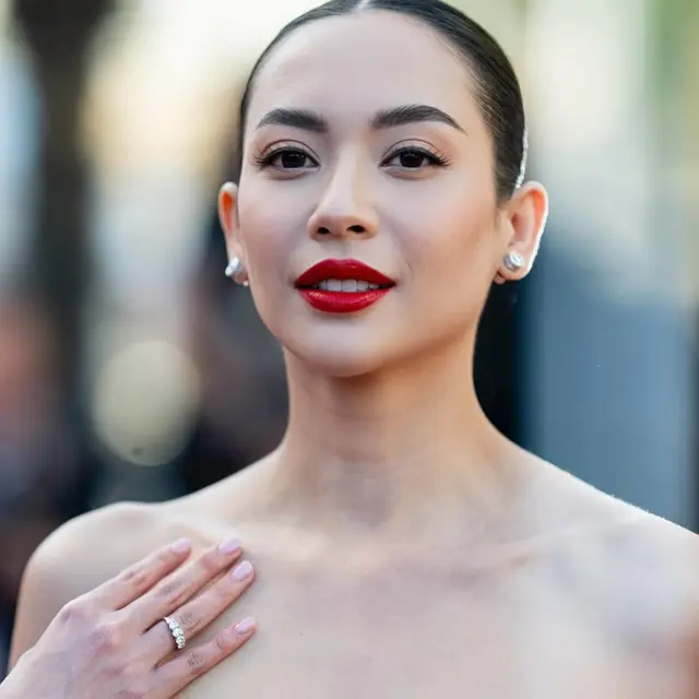 Pesona Lady in Red Elvira Devinamira Sukses Mencuri Perhatian di Festival Film Cannes 2025