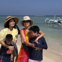 Titi Kamal tampil dengan atasan kuning dipadukan short pantsnya. Marcella mengenakan dress sleeveless warna colorful. [@marcella.zalianty/@titi_kamall]