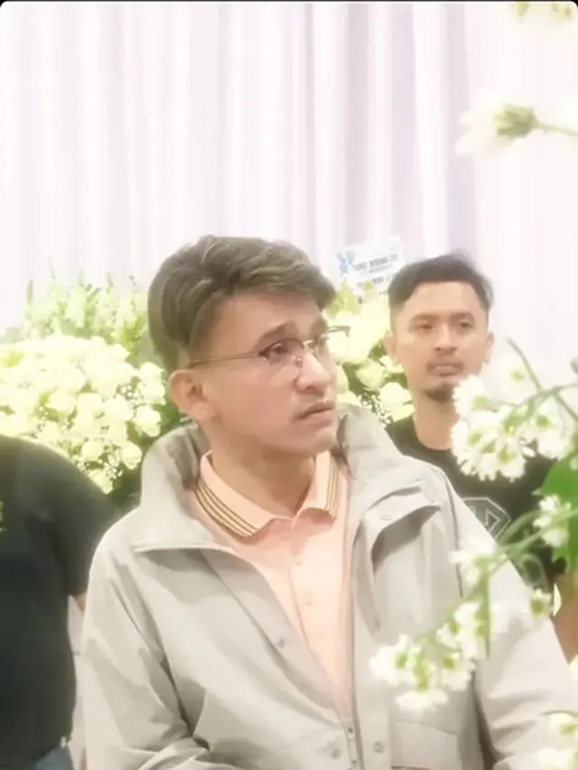 Potret Ruben Onsu Melayat Ayah Sarwendah