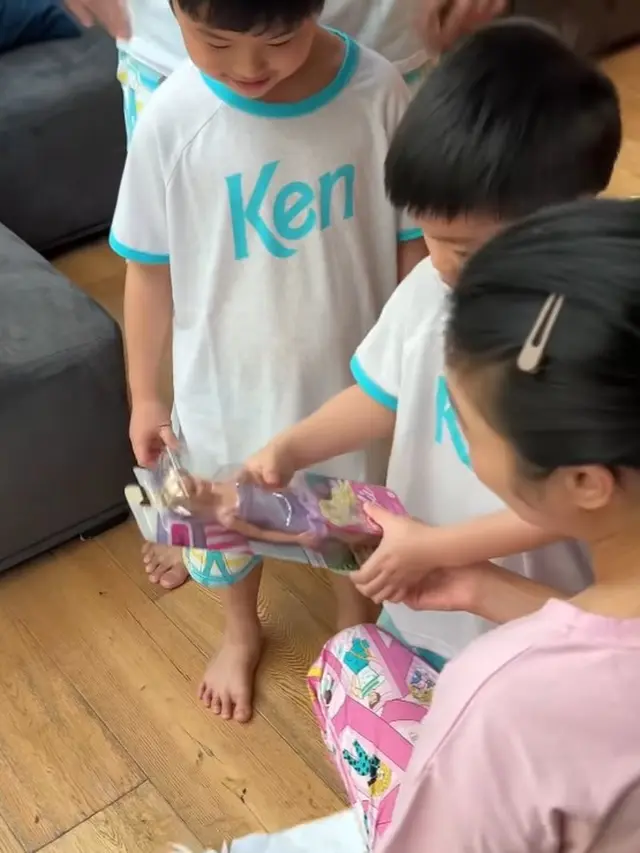 Sandra Dewi dan keluarga di tempat tidur (Instagram/sandradewi88)