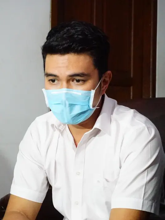 Sejak tiga bulan lalu, ia merasakan pegal di leher. Setelah diraba, ternyata ada benjolan. Setelah menceritakan pada istri, akhirnya dibawa ke ke dokter. Hingga akhirnya diketahui ada kanker ganas menyerang tubuhnya. (Syaiful Bahri/Bintang.com)