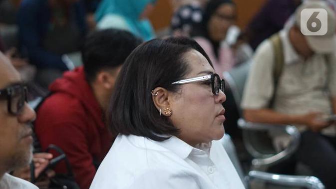 Komedian Tri Retno Prayudati atau Nunung saat menghadiri sidang kasus penyalahgunaan narkotika di PN Jakarta Selatan, Rabu (6/11/2019). Sidang pembacaan tuntutan terhadap Nunung dan suaminya July Jan Sambiran ditunda karena jaksa belum siap dengan tuntutannya. (Liputan6.com/Immanuel Antonius)