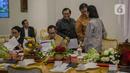 Sejumlah menteri saling berbincang saat hadir dalam rapat terbatas di Istana Kepresidenan Bogor, Jakarta, Selasa (4/2/2020). Ratas tersebut membahas kesiapan menghadapi dampak virus Corona. (Liputan6.com/Faizal Fanani)