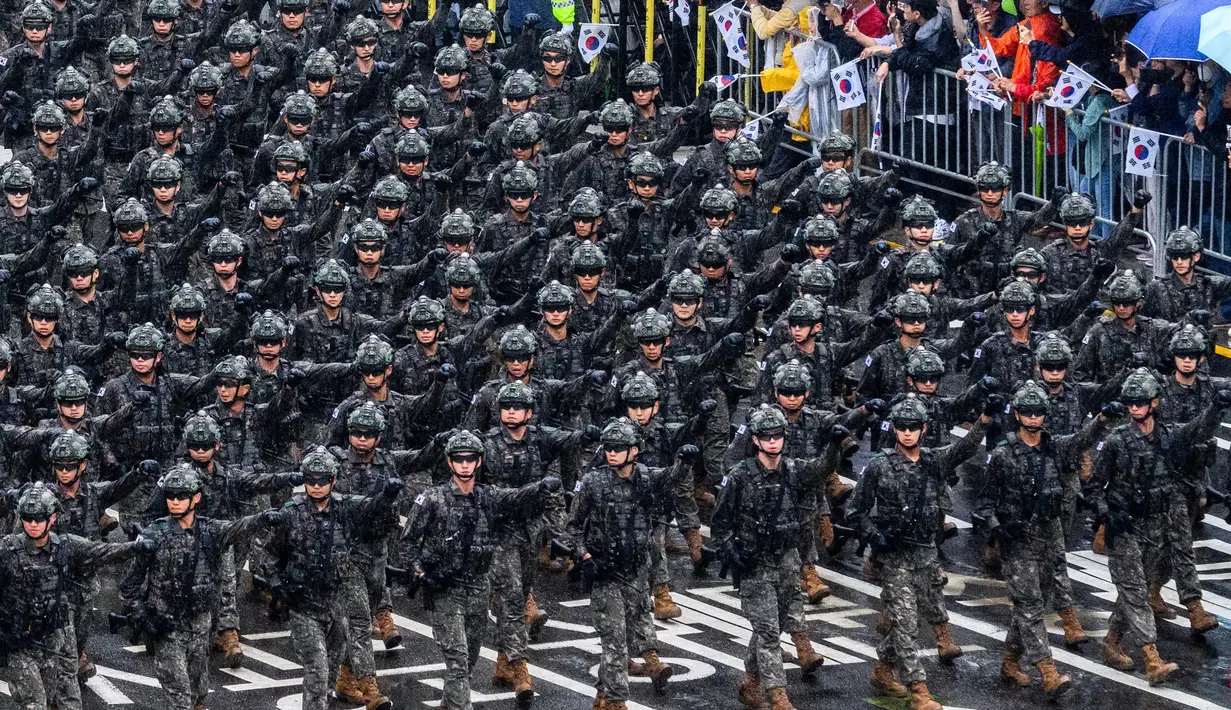 Parade militer Korea Selatan ini berlangsung di kawasan komersial dan bisnis di puast kota Seoul. (Anthony WALLACE/AFP)