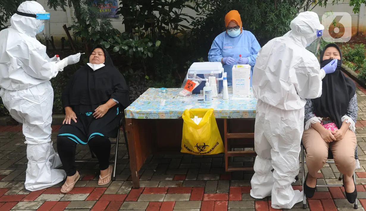 Tenaga kesehatan melakukan kegiatan tes swab massal di Puskesmas Ciganjur, Jakarta, Kamis (7/1/2020). Lonjakan kasus virus corona berpotensi terjadinya krisis tenaga kesehatan (nakes) karena banyak yang tertular dan gugur saat menangani pasien Covid-19. (merdeka.com/Arie Basuki)