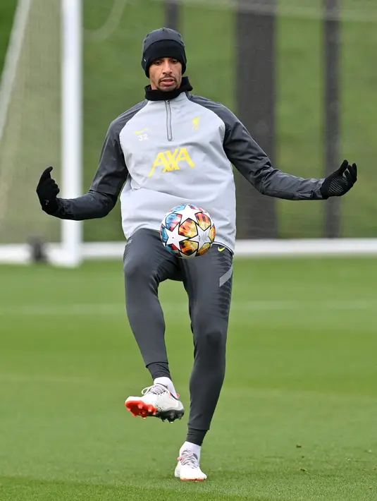 Bek Liverpool Joel Matip menghadiri sesi latihan jelang pertandingan Liga Champions di tempat latihan mereka di Kirkby, utara Liverpool, 15 Februari 2021. Liverpool akan melawat ke markas Inter Milan pada leg pertama babak 16 besar Liga Champions 2021/22, Kamis 17 Februari 2022. (Paul ELLIS / AFP)