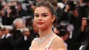 Selena Gomez saat tiba menghadiri pemutaran film "The Dead Don't Die" selama festival film internasional ke-72, Cannes, Prancis selatan (14/5/2019). Selena Gomez tampil glamor dengan kalung berlian 88,16 karat dengan cincin serupa di jari manisnya. (AFP Photo/ Loic Venance)