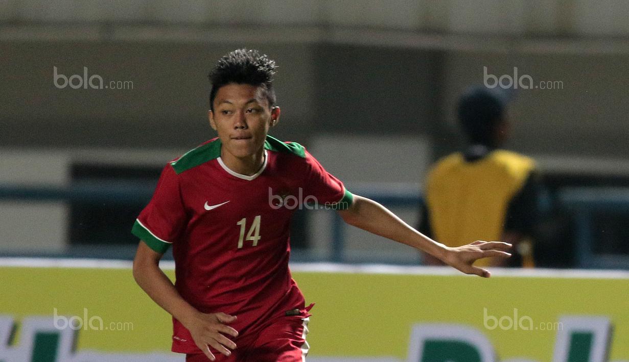 Pemain Timnas Indonesia U-19, Feby Eka Putra mengoleksi tiga gol selama babak penyisihan grup Piala AFF U-18 2017 di Myanmar. (Bola.com/Nicklas Hanoatubun)