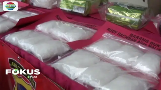 Polrestabes Semarang menangkap seorang kurir narkoba yang membawa delapan kilogram senilai Rp 11,2 miliar.