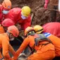 Tim Pencarian dan Penyelamatan (SAR) menemukan dua jasad korban longsor di Desa Cihanjuang, Kecamatan Cimanggung, Kabupaten Sumedang, Rabu (13/1/2021). (Foto: Dok. Basarnas)