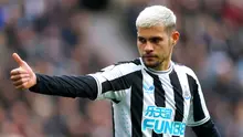 Pemain Newcastle United Bruno Guimaraes memberi isyarat saat melawan Wolverhampton Wanderers pada pertandingan sepak bola Liga Inggris di St. James' Park, Newcastle, Inggris, 12 Maret 2023. Newcastle United mengalahan Wolverhampton Wanderers dengan skor 2-1. (Owen Humphreys/PA via AP)