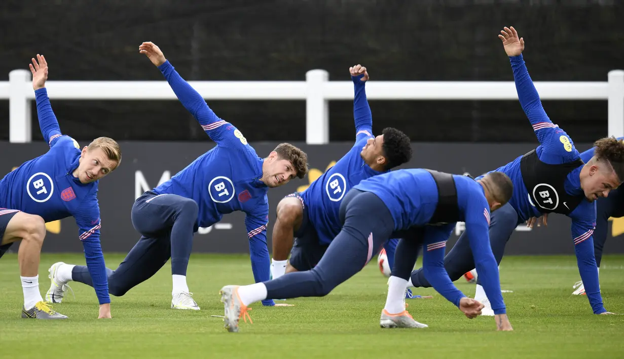 <p>Para pemain timnas Inggris melakukan peregangan selama sesi latihan tim di Burton-upon-Trent, Senin (13/6/2022). Laga antara Inggris vs Hungaria pada pekan keempat UEFA Nations League 22-23 akan digelar di Stadion Molineux, Wolverhampton, pada Rabu (15/6) dinihari WIB. (Oli SCARFF / AFP)</p>