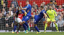 Aksi Marcus Rashford saat mencoba melepaskan tembakan melewati hadangan pemain Leicester City Robert Huth dan Danny Drinkwater pada laga Premier League di Stadion Old Trafford, Sabtu (24/9/2016) WIB. (Reuters/Darren Staples)