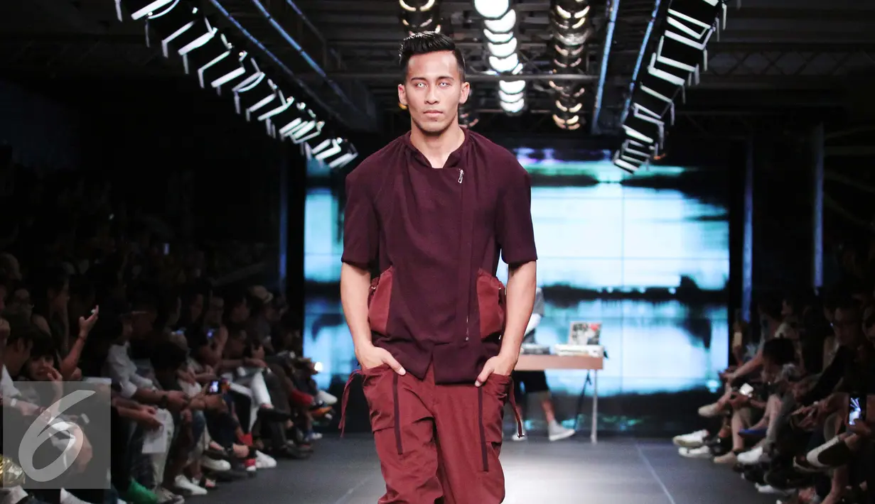 Model mengenakan busana karya Danjyo Hiyojo dalam ajang Men Fashion Week 2015 di Plaza Indonesia, Jakarta, Sabtu (19/9/2015). Para model menggunakan lensa mata yang membuat mereka terlihat unik. (Liputan6.com/Angga Yuniar)