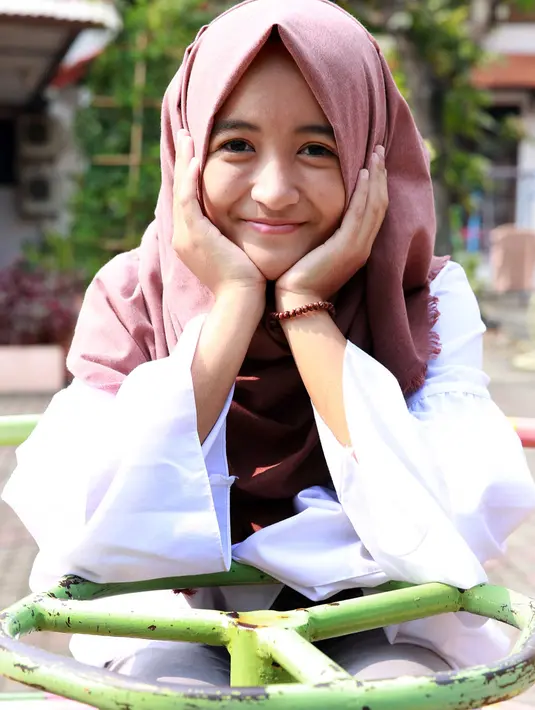 Ternyata, ia merasakan berbeda saat berbicara didepan banyak orang termasuk dewan juri yang terus memperhatikan omongannya. Kepercayaan diri makin terbentuk. (Deki Prayoga/Bintang.com)