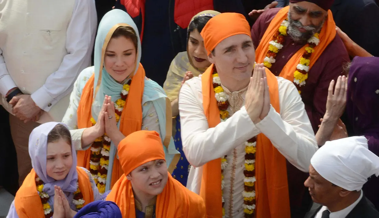 Perdana Menteri Kanada Justin Trudeau bersama dengan istrinya Sophie Gregoire kedua anaknya Ella-Grace  dan putra Xavier memberi hormat di Kuil Emas Sikh di Amritsar, India (21/2). (AFP Photo/Narinder Nanu)