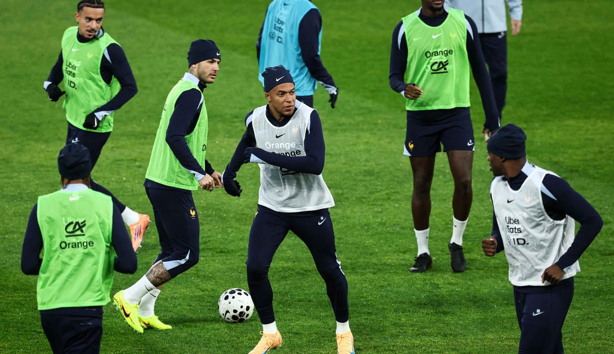 Pertandingan ini menjadi kesempatan bagi Timnas Prancis untuk memperpanjang rekor tak terkalahkan mereka dalam kualifikasi. Tampak dalam foto, penyerang Prancis, Kylian Mbappe (tengah) saat mengikuti sesi latihan di Stadion Parc des Princes, Paris, pada Rabu 12 November 2025. (FRANCK FIFE/AFP)