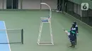 Petugas menyemprotkan cairan disinfektan pada area Lapangan Tennis Outdoor di Kompleks Olahraga GBK (Gelora Bung Karno), Senayan, Jakarta, Kamis (19/3/2020). Penyemprotan untuk mencegah penyebaran Virus Corona Covid-19 di Lingkungan Kompleks Olahraga GBK. (Liputan6.com/Herman Zakharia)