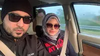 Rizal dan Sarah sering bepergian bersama naik mobil. Tampil kompak menggunakan kacamata hitam.(Instagram.com/rizaldjibran_)