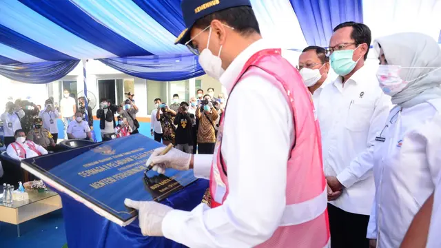 Menteri Perhubungan Budi Karya Sumadi meresmikan pengoperasian Dermaga II Pelabuhan Telaga Punggur